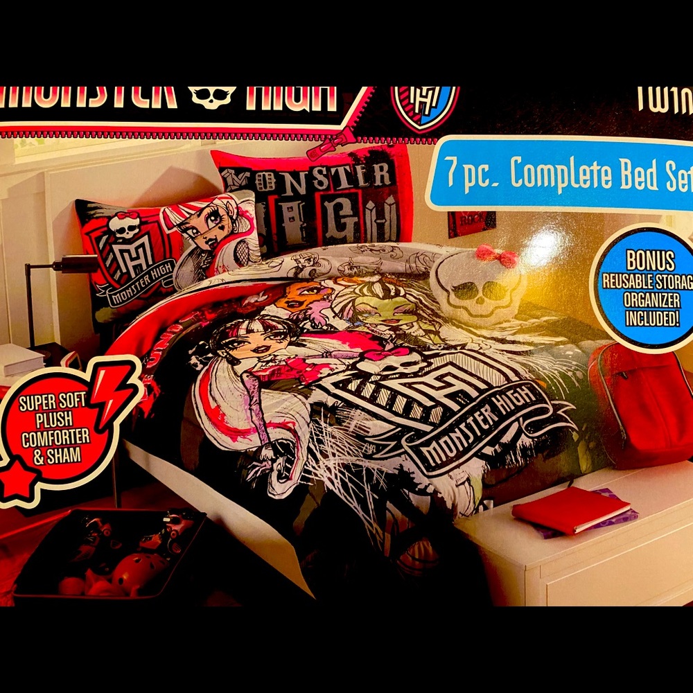 NWT Twin Monster High bedding set!!